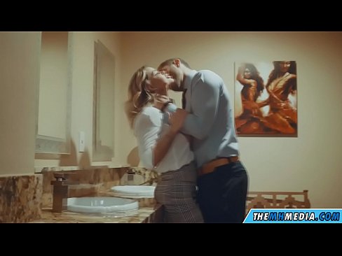 ❤️ Kana blonde ine busty inokukwezvera muchimbuzi cheveruzhinji ❤️❌ ❌❤